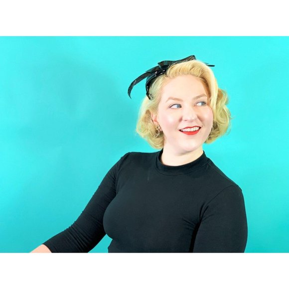 Vintage 1950s Patent Hat Black Bow & Feather Shiny Beret - Picture 4 of 10